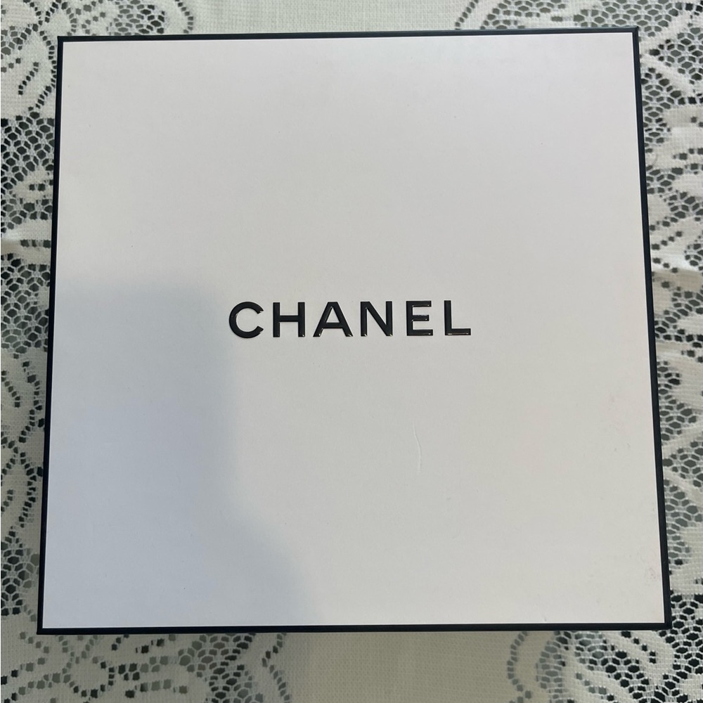 CHANEL White Gift Box
